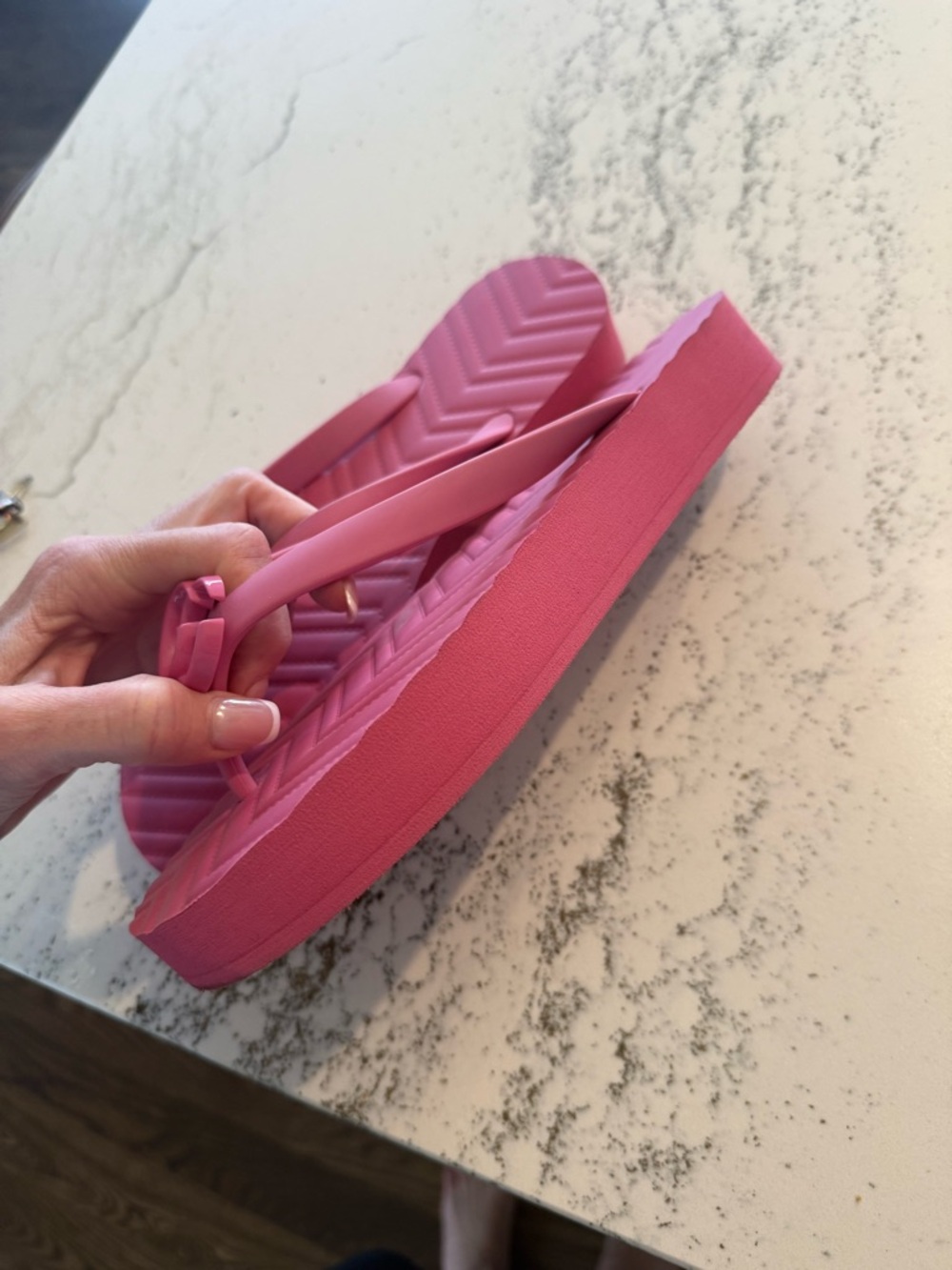 Gucci Women's Logo Platform Flip Flops. Pink size 40. Worn once. Like new. - Picture 2 of 4